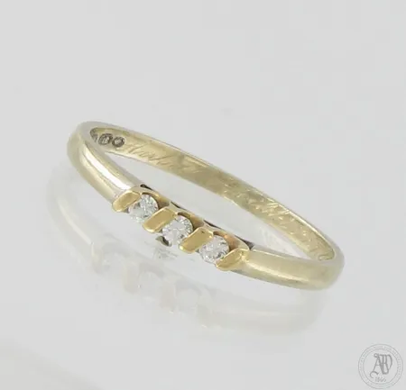 Timanttisormus 3xn.0.03ct, koko 17½, kaiverrettu, leveys 2mm, 585br,  Paino: 1,3 g