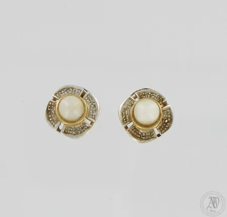 Helmikorvakorut timanteilla 7xn.0.005ct, yksi timantti irronnut, taustat puuttuvat, 585br, Paino: 2,2 g