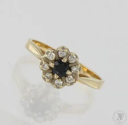 Kivisormus timanteilla 8xn.0.02ct, koko 17, leveys 2mm,  Paino: 3 g