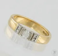 Timanttisormus 1xn.0.15ct ja 4xn.0.02ct, koko 17¾, tekijänleima AT (A.Tillander), leveys 4mm, 750br kelta- ja valkokulta,  Paino: 5,2 g