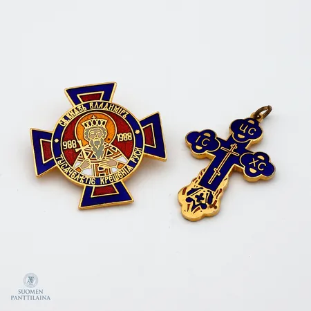 Ristiriipus ja rintaneula, riipuksen korkeus 40mm, rintaneulan mitat 33x32mm, metallia