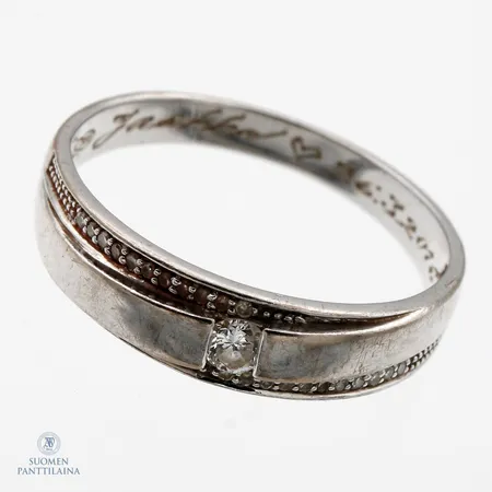 Timanttisormus 1xn.0.08ct 22xn.0.003ct, kaiverrettu, koko 18¼, Kultajousi Oy, 585 valkokulta,  Paino: 2,9 g