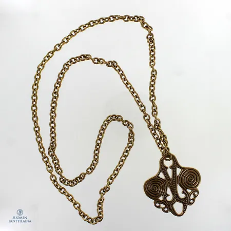 Kaulakoru, Karjalainen Ketjunkantaja, Kalevala Koru, ketjun pituus 70cm, riipuksen korkeus 50mm, pronssia 
