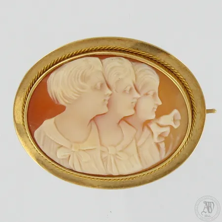 Camee-rintakoru, korkeus 33mm, leveys 40mm, valmistettu 1935, 750br,  Paino: 9,2 g