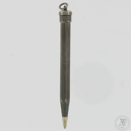 Lyijytäytekynä, pituus 80mm, leveys 7-9mm, kaiverrettu, valmistettu 1941, 813,  Paino: 8,5 g