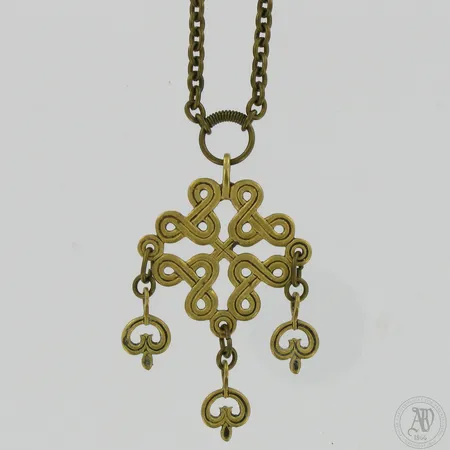 Kaulakoru, Kalevala, Karjalainen nauhapunos, pituus 68cm, leveys 5mm, Ø 50mm, pronssi.