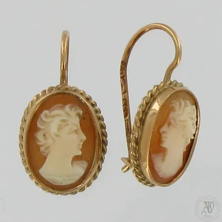Camee-korvakorut, korkeus 20mm, leveys 10mm, valmistettu 1954, 585br,  Paino: 2,7 g