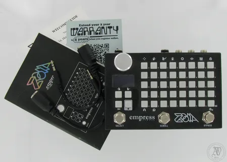 Modulaarinen Efektipedaali Zoia Empress, 008347, micro SD adapteri ja 16 GB, kaksi johtoa, ohjekirja ja laatikko. 