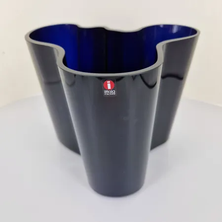 Aalto-maljakko Iittala, design Alvar Aalto, korkeus 160mm, laser kaiverrus Alvar Aalto, tummansininen. 