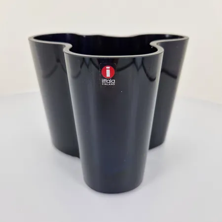 Aalto-maljakko Iittala, design Alvar Aalto, korkeus 120mm, laser kaiverrus Alvar Aalto, tummansininen. 