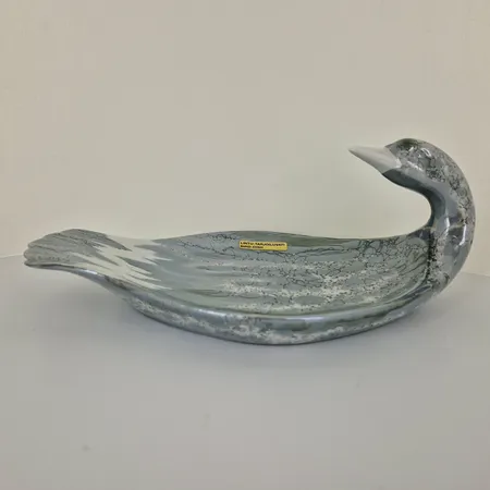 Tarjoiluvati, Lintu, signeeraus Leena Heinonen, korkeus 100mm, pituus 25cm. 