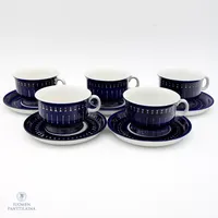 Kuusi teekuppia ja asettia, Arabia Valencia, Design Ulla Procopé, vuosi 1960-luku, kupin Ø 100mm, lautasen Ø150mm, käytön jälkiä