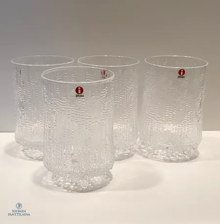 Neljä olutlasia, Iittala, Ultima Thule, design Tapio Wirkkala, korkeus 12,5 cm, tilavuus 38cl.