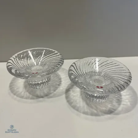 Kynttilänjalat, Iittala, Poppa, Suunnittelija: Valto Kokko, Mitat: korkeus 3.5 cm, halkaisija 7 cm