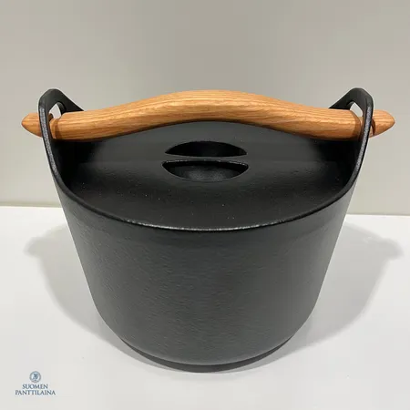 Pata Iittala, kolme litraa, emaloitu valurauta ja puukahva, Pentti Sarpaneva, uuden veroinen