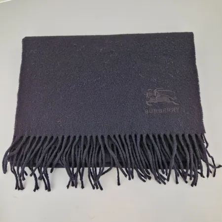 Villakaulahuivi Burberry, 100% lampaanvillaa, made in England, mitat ilman hapsuja 31x190cm, musta