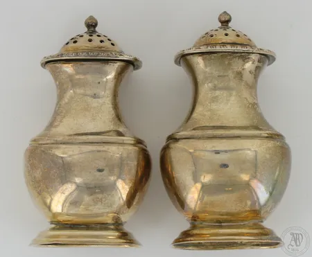 Suola- ja sokerisirotin, korkeus 100mm, sterling 970-leimalla,  Paino: 177,4 g