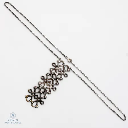 Kaulakoru, Kalevala Koru, ketjun pituus 54,5cm, riipuksen korkeus 90mm, vuodelta 1968, 916,  Paino: 24,1 g