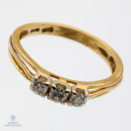 Timanttisormus 3xn.0.10ct, timantit viallisia, rungossa vääntymiä, kaiverrettu, koko 17½, 750, Paino: 2,7 g