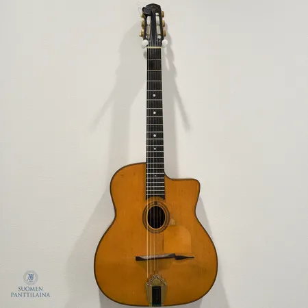 Akustinen kitara, AJL Model XO 503 Gypsy Jazz, kannessa paikattu halkeama kaulan vieressä, käytö jälkiä ja kulumaa, sn. 1119, AJL kovakantolaukku Ei lähetetä