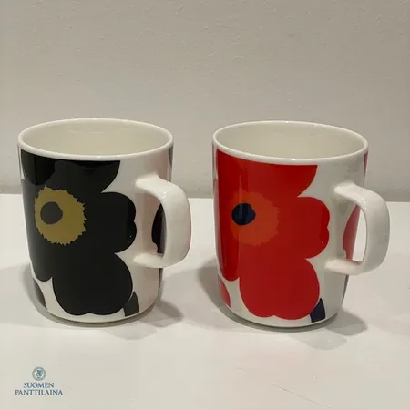 Kaksi mukia, Unikko Marimekko, koko 2,5dl, punainen ja musta.