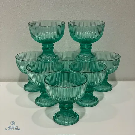 8 jälkiruokakulhoa Iittala, Viktor jälkiruokakulho, korkeus 11.4 cm ja halkaisija 10.9cm, valmistettu 1989-1993, vihreä