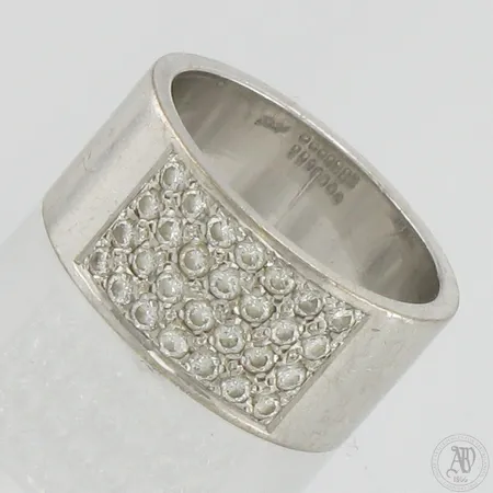 Timanttisormus 28xn.0.02ct, koko 17¼, leveys 9mm, käsityö, 750 valkokulta,  Paino: 11,7 g