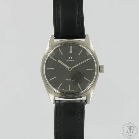 Teräsrannekello Omega Geneve nahkarannekkeella, mekaaninen, Ø 35mm, lasissa pieniä naarmuja, pituus 160-200mm.