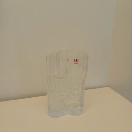 Maljakko, Iittala Pinus, design Tapio Wirkkala, korkeus 165mm, reunassa hyvin pieni iskeymä.