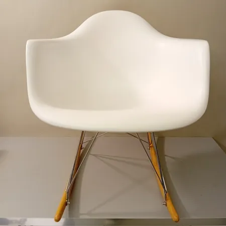 Nojatuoli Eames RAR, käytetty, korkeus 70cm.  Ei lähetetä