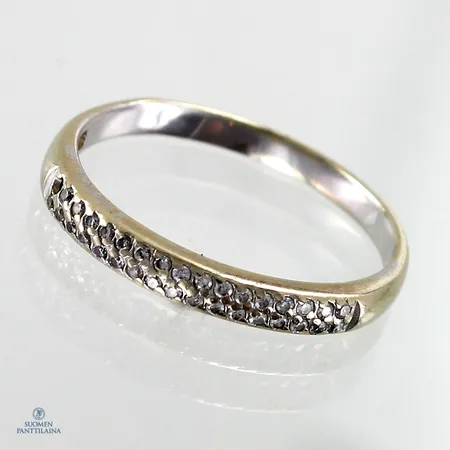 Viallinen timanttisormus 33xn.0.005ct (yksi timantti puuttuu), koko 16¾, 585 valkokulta,  Paino: 1,5 g