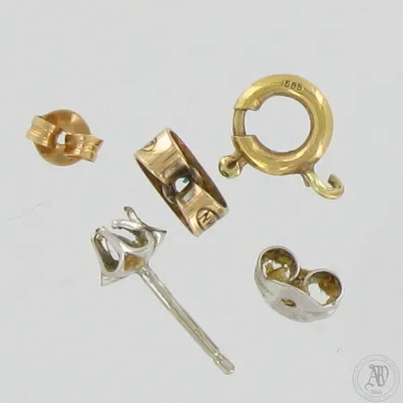 Viallisia korujen osia, 585, Paino: 1,1 g