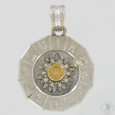 Horoskooppi-riipus timanteilla 10xn.0.005ct 1xn.0.05ct, korkeus 35mm, leveys 25mm, 750 valkokulta, Paino: 11,1 g