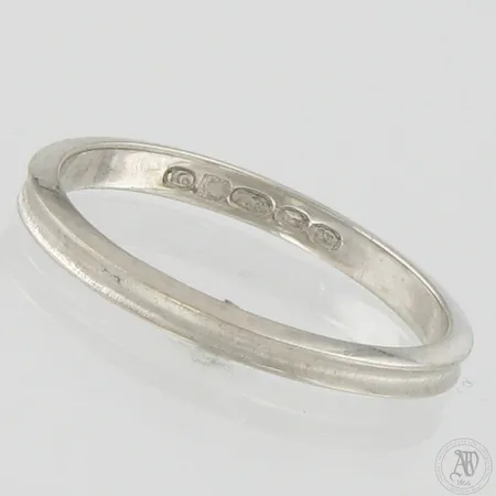 Kuvioitu-sormus, koko 18¼, 750 valkokulta, Paino: 2,4 g