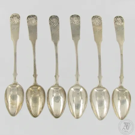 Kuusi kahvilusikkaa, Simpukka, pituus 140mm, kaiverrettu, käytöstä aiheutunutta kulumaa, valmistettu 1872, 8L (500),   Paino: 79,6 g