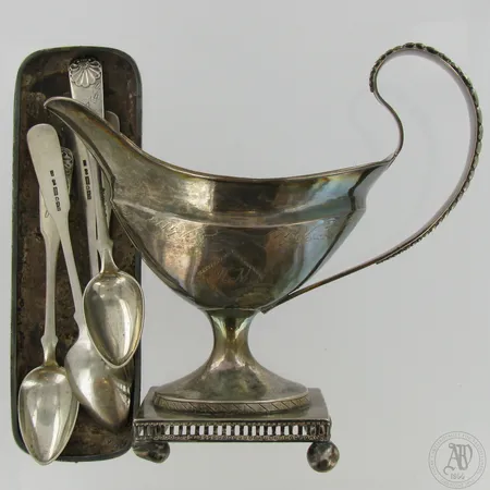 Viallisia kahvilusikoita, kastikekulho ja vaateharjan kuori, 500-813,   Paino: 381,9 g