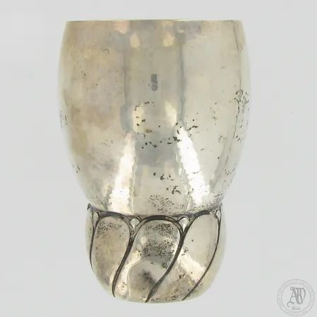 Maljakko, korkeus 130mm, Ø 65-85mm, kaksi kolhua sivussa, valmistettu 1927, valmistaja OL, Helsinki, 813,  Paino: 172,7 g