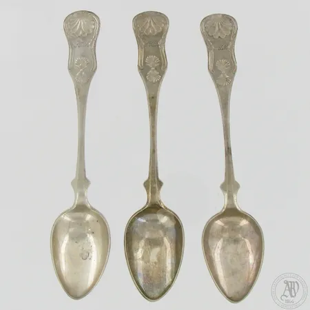 Kolme kahvilusikkaa, Simpukka, pituus 145mm, kaiverrettu, käytöstä aiheutunutta kulumaa, valmistettu 1857, 13L (813),  Paino: 45,1 g