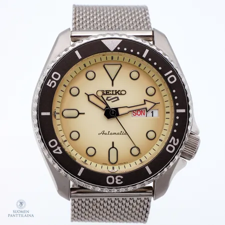Teräsrannekello, Seiko 5 Sports, automaatti, rungon Ø 43mm, metallirannekkeella.