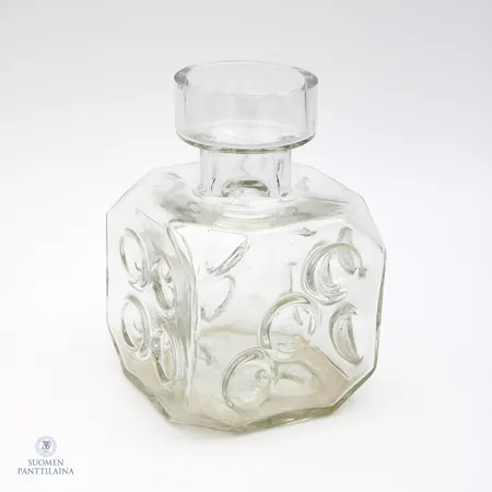 Maljakko "Arpa on heitetty" design Erkkitapio Siiroinen, Riihimäen lasi, kirkas, korkeus 17 cm, sivun pituus 11 cm, valmistettu vuosina 1970-75