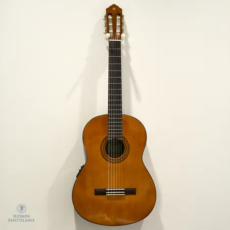 Elektroakustinen kitara Yamaha CX40, pehmeä laukku.