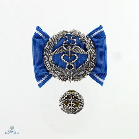 Keskuskauppakamarin ansiomerkki ja pinssi 25 vuotta, korkeus 34mm, leveys 49mm, 830br,  Paino: 9,7 g