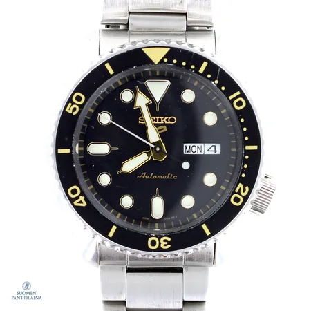 Teräsrannekello, Seiko 5 Sports, automaatti, rungon Ø 43mm, rannekkeen pituus 180mm, naarmu rungossa, rannekkeessa käytön jälkiä.