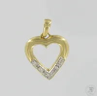 Huom! Tuote on nähtävissä Kaivopihan Pantissa. Sydän-riipus timanteilla 5xn.0.01ct, korkeus 20mm, leveys 15mm, 585,  Paino: 1,5 g