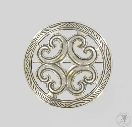 Viallinen rintakoru, Kalevala, metallia, 