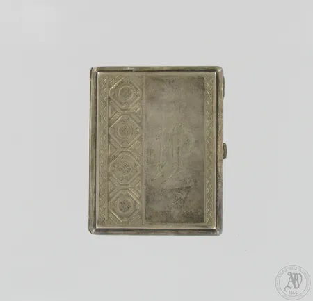 Savukerasia, mitat 80x105x15mm, kaiverrukset etu- ja takakannessa, käytön jälkiä, 875br,  Paino: 171,4 g