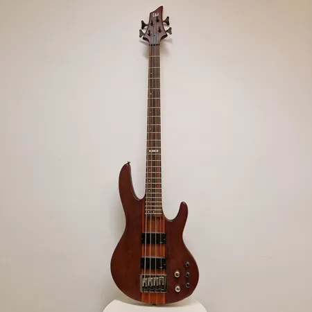 Sähköbasso LTD ESP N427 D-4, sarjanumero IS090621477 Valmistettu Indonesiassa, kaula vääntynyt, vaatii korjausta, pehmeä kantolaukku. Ota yhteys panttilainaamoon kuljetusmaksuista sopimiseksi. Ei lähetetä