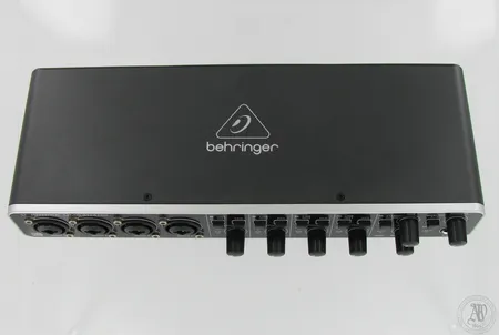 Esivahvistin Behringer U-phoria UMC404HD ja virtajohto. 