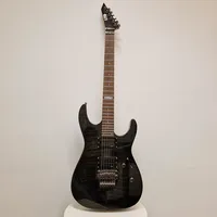 Sähkökitara ESP LTD M-100FM, sarjanumero L0724586, valmistettu Kiinassa, käytöstä aiheutunutta kulumaa, pehmeä kantolaukku. Ota yhteys panttilainaamoon kuljetusmaksuista sopimiseksi. Ei lähetetä
