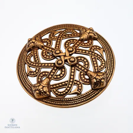 Rintaneula, Kalevala Koru, Viikinkiaikainen solki, Ø 49mm, pronssia,